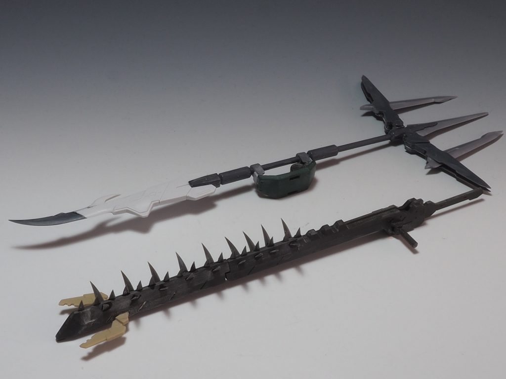 テイルブレードは刀風のパーツを接着して刃物のようにしました。ナックルガードはレギンレイズの肩パーツかな?デモリッシヨンナイフの角は30mmのジャンクパーツですね。トゲはとにかくよく折れました💢本体への接続は磁石でおこなってます。