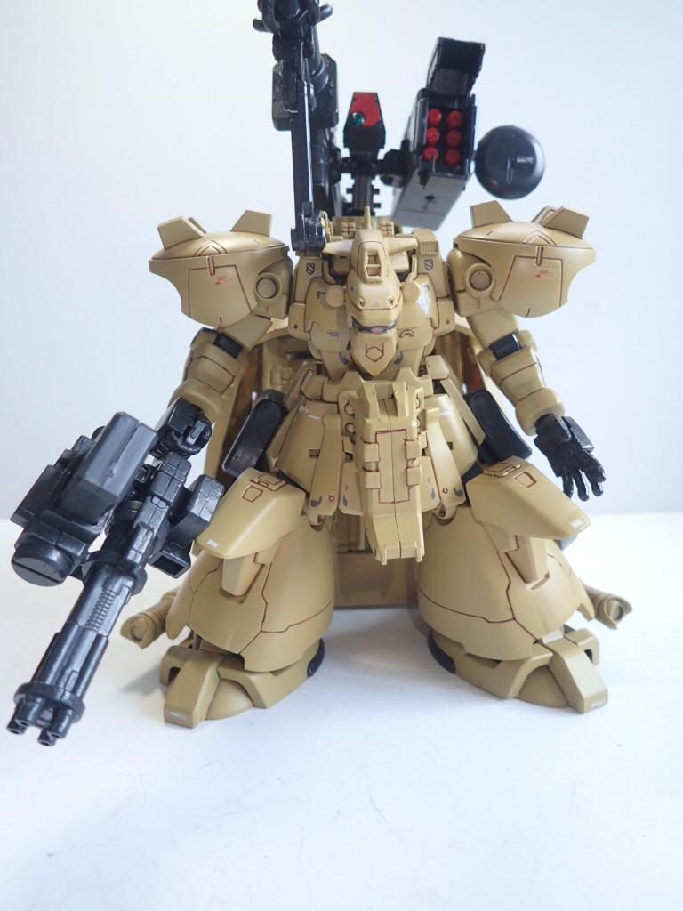 正面からそれらしく見えるよう、ゴテゴテした見た目になっています。手持ちのミニガンはいつだったかのオマケのビルダパーツを改造、背面のミサイルコンテナはMSGより拝借