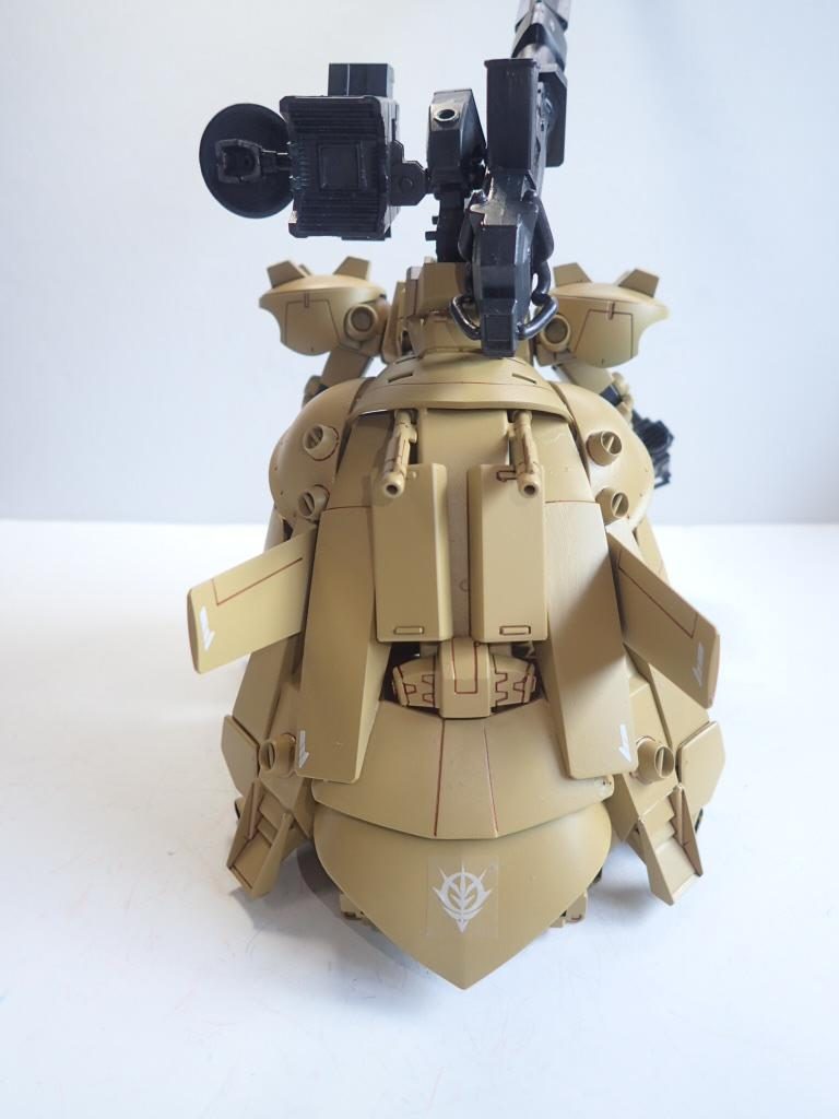 側面、背面からザメルの特徴のひとつ、大型のスカート？各パーツを接着剤でくっつけているだけですが、なかなかうまい具合にはまってると思います。中はほぼ空洞なので、見た目のわりにかなり軽い作品になっています。