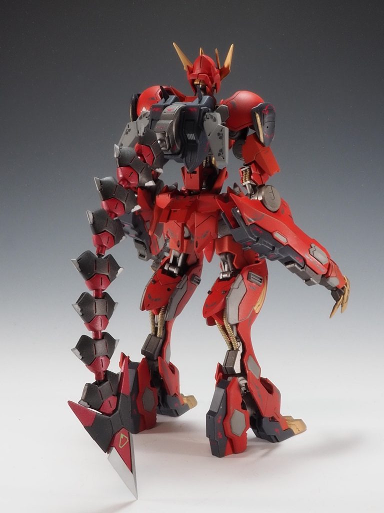 特徴の一つテイルブレードはコトブキヤのビーストソードをリード線で連結して交換してみました。また延長箇所は、パーツを装甲風に見立て目立たないようにしています。バックパックをナナメに装着できるようピンを切り離してランナーで角度つけて作り直しました。地味な改造ですが背中の窮屈感が解消されて満足度は高かったです。腰アーマーは武器のマウント用にパーツを貼り合わせてベースにしてあります。