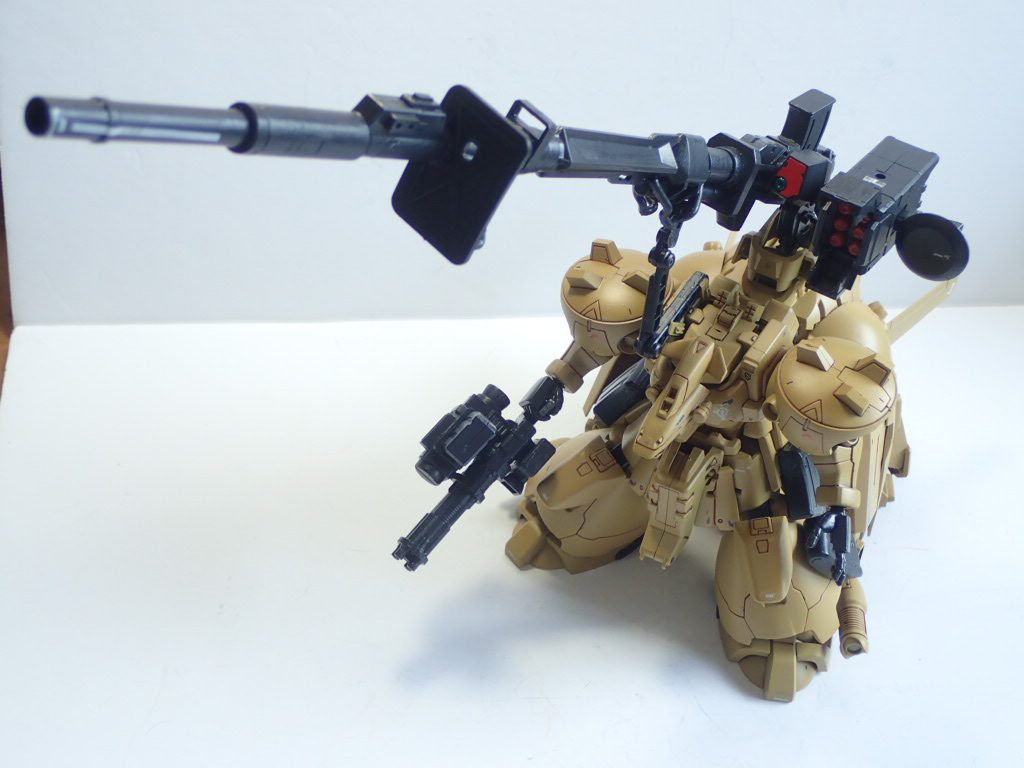 上方からザメルの特徴のひとつ、大型のキャノン砲は幾つかの砲身を連結させています。肩から伸びるサブアームで砲身を支えているので、ある程度角度は調整可能。折り畳み式ではないので、とにかく場所をとります。