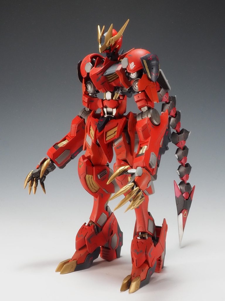 熱血ヒーローのイメージは赤!なのでメインカラーは赤で塗装、首、腰、腕、足首を各部延長、首以外は10mm以上延長してますが、元がかなり異型の機体なのでまあ許される範囲かと💦ルクスネイルは外連味マシマシで延長してみました(物持てないだろ?とゆうツッコミは無しで)