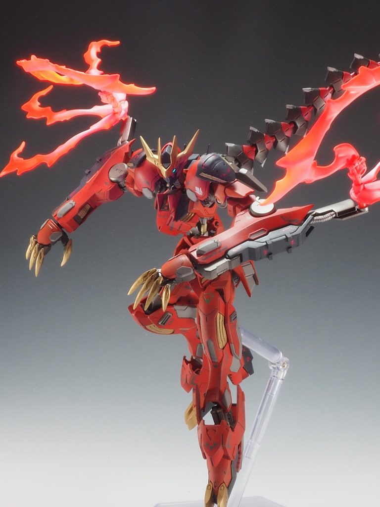 飛びかかるバルバトス!やはりこのような動きがよく似合いますね。エフェクトパーツは、カミキバーニングガンダムから拝借しました。淵を削ってシャープな印象にしています。