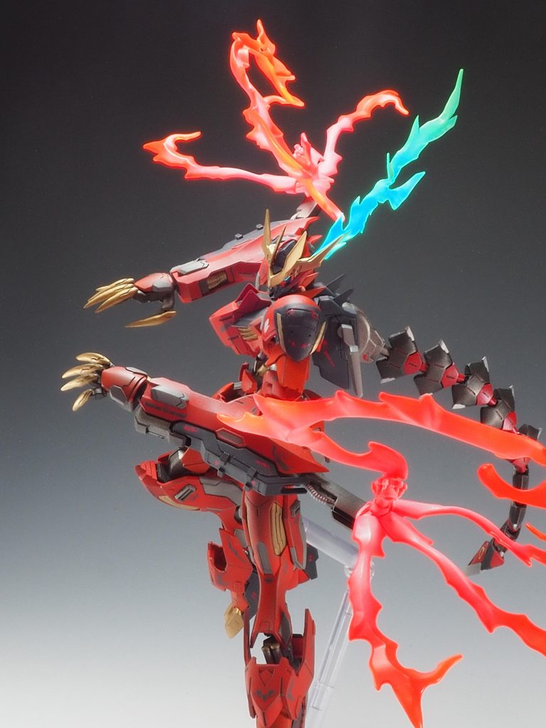 眼光エフェクトもプラ板を炙って作りました。最初0.2mmのクリアシートで作ったのですが撮影中折れてしまったので0.3mmで作り直しました(0.2mmの方が細く作れたんですがね~)エフェクトパーツは蛍光塗料で塗装してからホワイトでグラデーション塗装してます。