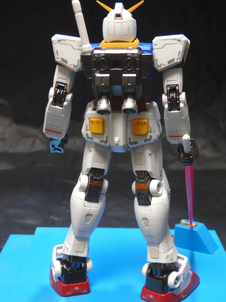 今回も『パチ組み全塗装』ですが、マーキングシールは多いし、台座もあるしで、完成まで3週間かかりました。実質は丸一日で終わる程度の作業量なのですが。