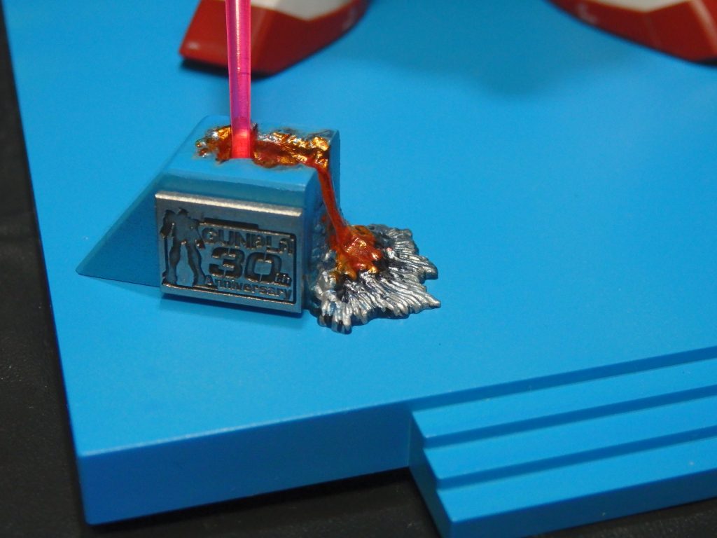 ビームサーベルで溶解した表現。テキトウに塗ってもそれらしく仕上がるのは、キットの造形が良いからだと思いました。