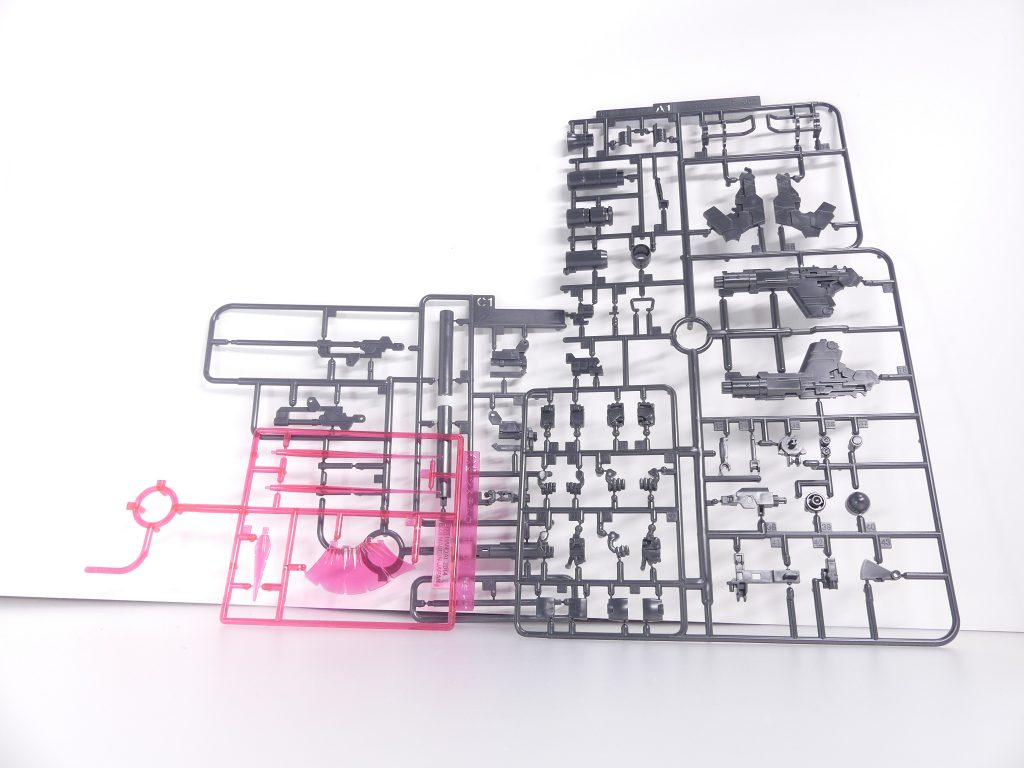 ランナー。システムウェポンキットは「精密なパーツを組み合わせて君だけの武器を作ろう」がモットー、なのですが・・・次の008から、急激にキット自体の武装バリエーションが少なくなっていきます。正しい意味でシステムウェポンの楽しさを味わえる最後のキットかもしれません。システムウェポン唯一のビーム刃が付属するほか、HGキットとの連動が主眼です。余談。前回(006)アップ後から今回のレビューまでで、ガンダムベースには全10作のシステムウェポンキットが並んでいます。また、上記プレバン・「ガンダムベースオンラインショップ」においては、全10作のネット販売(本記事記載時点では2021年3月発送分)を実施中。ガンダムベースのない遠方の方も活用してみましょう。