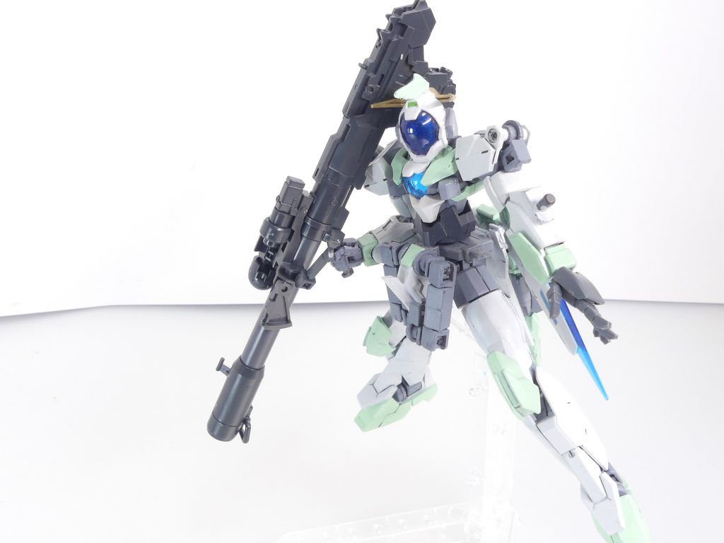 ロケット・バズーカ:シナンジュ用の大型バズーカ。シールドに懸架することも可能。シールド懸架時は、砲身を短縮タイプにして懸架パーツを挟む必要があります。付録として付属したのはMGの方だっけか。通常タイプ、短縮タイプ、特殊タイプの3種に組み替え可能ですが、そのほとんどは砲身の交換のみです。