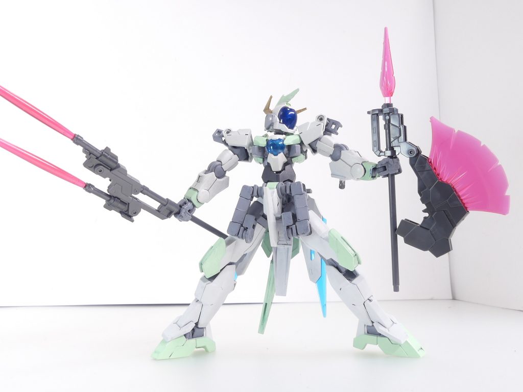 無茶をすれば二本作成可能・・・ですが、左手側は大分微妙な武装です。細い方のビームは引っかけているだけですし。【次回予告予定】何度か見せていますが・・・「NEXus」主役機の一機、フリーダム・ブルーバード。年末予定です。