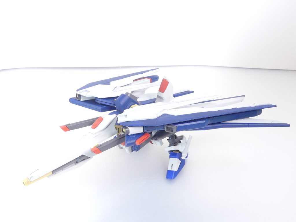 フリーダム・ブルーバード:コウメのガンプラ。ストライクフリーダムガンダムを鳥形の戦闘機として大きくアレンジしており、戦闘力よりも機動性、航続能力に重きを置く。武装は道中、他のダイバーに絡まれたりして随分と増えた。武装名称はSEEDファンのためそれっぽく付けた。上面から。当初は脚部もほぼそのまま使う予定でしたがおしょうエグゼスあたりを思い出して短足に。翼はストフリそのままからフリーダムの翼とのハイブリッドに(意外と無改造で可能です)。鳥の頭っぽいのはメガライドランチャー。これまでレビュー用に購入したHGBC・武装キットは、今後も大活躍することになります。「GBNW」ですし。