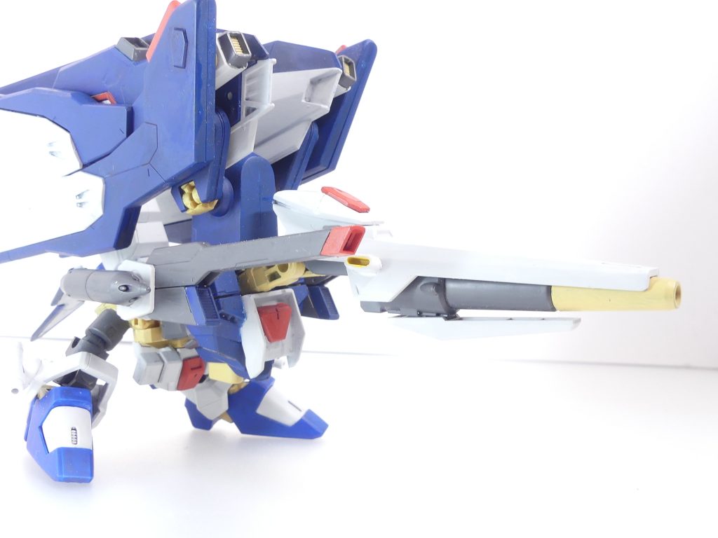 第121改「風待ち人」~GBN内・とあるディメンション~あっち、チョウヤ・コウメ。GBNでのダイバーネームはコウメ。今はリアルではフリーター。で、時々・・・って言ってもほぼ毎日、GBNにいる。だって、そっちの方が・・・楽しいし。プレイ歴は・・・ま、何年か。少なくとも、スタート当初からじゃない。「ネオ・ブレイクデカール」とか、「惑星エルドラ事件」とかも知ってはいるけど・・・それらにはあっちの興味は向かなかった。あっちは、GBNの作り物の世界が好きになった。運営も知らないGBN・・・それを見るために、ブルーバードをビルドしてあちこち飛び回っては、アイテムが落ちてるところや絶景スポットを見て回って。「G-Trip(ジートリップ)」。そういう個人雑誌を、GBN内で発行できるまでになった。ソロプレイのあっちにとっては、貴重な収入源だ。・・・で、その日もあっちは、ブルーバードで飛んでいた。これでもベースはストライクフリーダム。時々「戦闘機」って笑われるけど、「G-Trip」を書くんならこっちの方が都合が良い。武器は正直、積み過ぎ。それくらい、近年のGBNは危険でいっぱいって事だ。・・・見えてきた。遺跡。最近、突然出現したもの。反応は・・・やっぱか。「エルドラパーツ」・・・