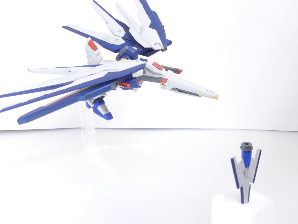 トゥルドゥス テールビーコンユニット:尾部分は射出でき、地面などに突き刺し周辺空間のデータを機体に送る。名称はつぐみの意。クスィフィアス4 レールガンユニット:レールガンとミサイルランチャーを複合した補助攻撃ユニット。取り外すとストフリの肩関節ポリキャップが露出することとなり、拡張も可能となっているがその用途は未知数。トゥルドゥスはSDCSダブルオーダイバーエースのダイバーエースユニットから。クスィフィアスについていたサーベルユニットを移設したため、空いた部分にエルドラウィンダムの余剰パーツのミサイルを追加。