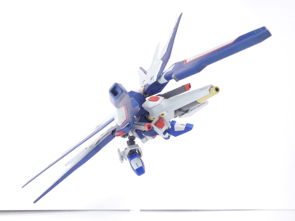 キュクヌス 翼部収束ビーム砲:フリーダムのバラエーナは、AMBACユニットを兼ねるものとして軽量化。名称は白鳥の意。ナハティガル プラズマ収束ビーム砲:機首・くちばし部分に装備された大出力ビーム砲。ナハティガルは英語に直すとナイチンゲール。ストフリとフリーダムの翼は展開可能。キュクヌスは翼になっているときは羽根っぽく見えるように。首は二重関節で可動。脚部はジムスナイパーK9の股関節からボールデンで繋いでストフリの足首を接続。