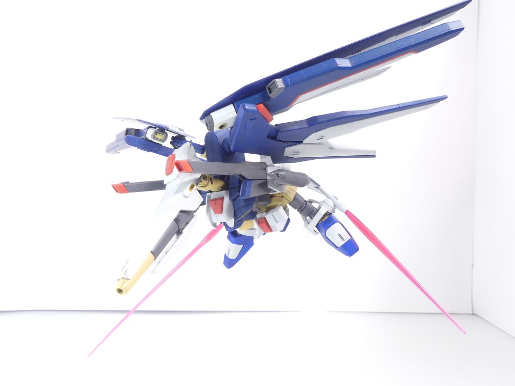 アクイラ レッグビームサーベル:脚部直付けのビームサーベル。取り外しは一応可能にしてある。名称はワシの意。クスィフィアスから取ってきたもの。短足ですがジャスティスっぽい蹴り技もできます。