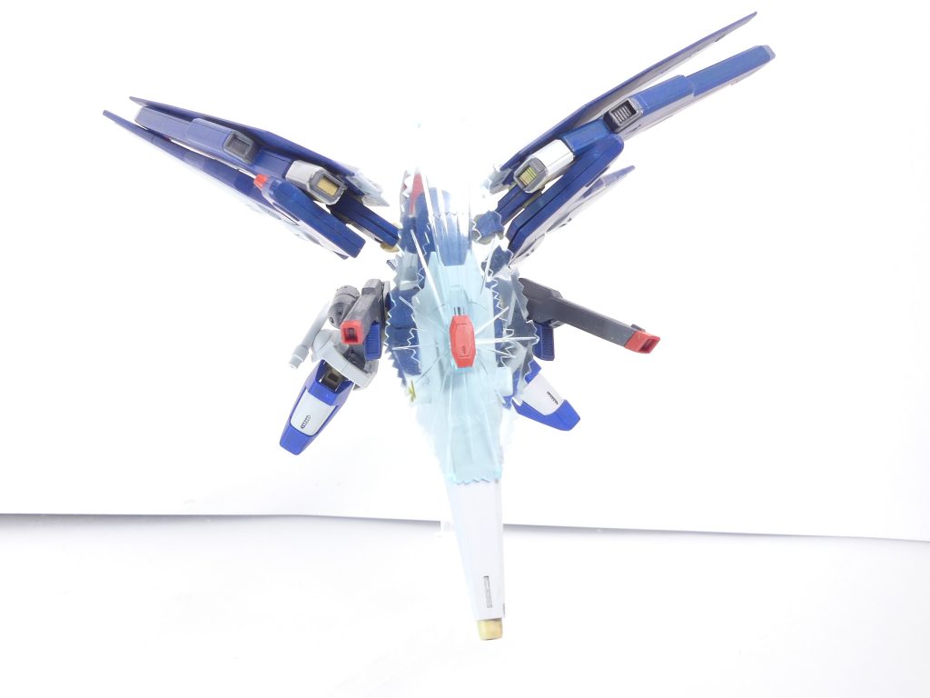 ソリドゥス・フルゴール ビームリフレクター:とさか部分から展開するビームシールド。クスィフィアスを装備した状態では防御部分はわずか。基本的には出力を抑えており緊急防御用。