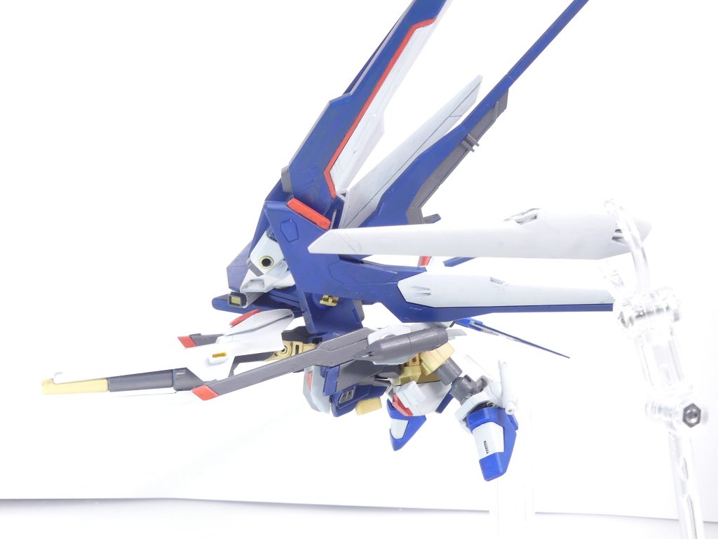 ドラグーンスケイル 機動兵装ウイング:オリジナルと比べ4基に減少したが、その威力・用途はほぼ変わりない。ビームサーベルを展開し、すれ違いざまに相手を斬ることもできる。元キットまま。鳥が竜の鱗を纏っているイメージです。