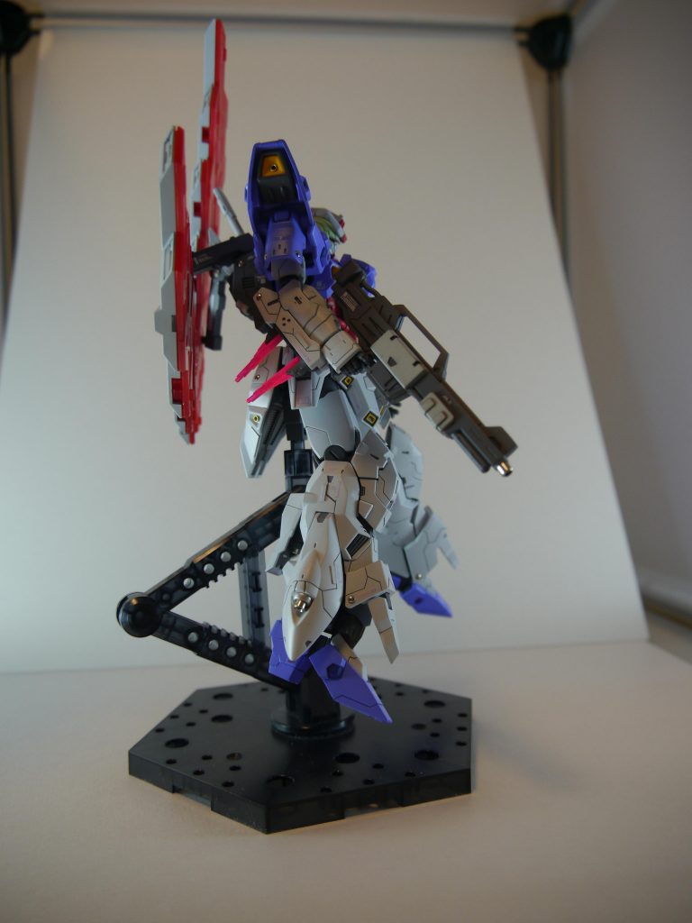 サイド2ビームライフルは塗り分けて、先端をメタルパーツに変更