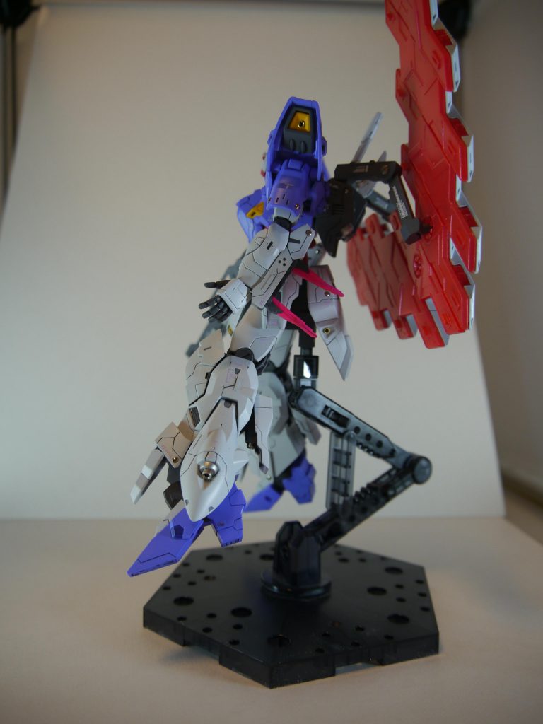 サイド腕利きのビームナイフ(？)の収納部はモールドを埋めて、スジボリしてます所々メタルパーツを使用しました