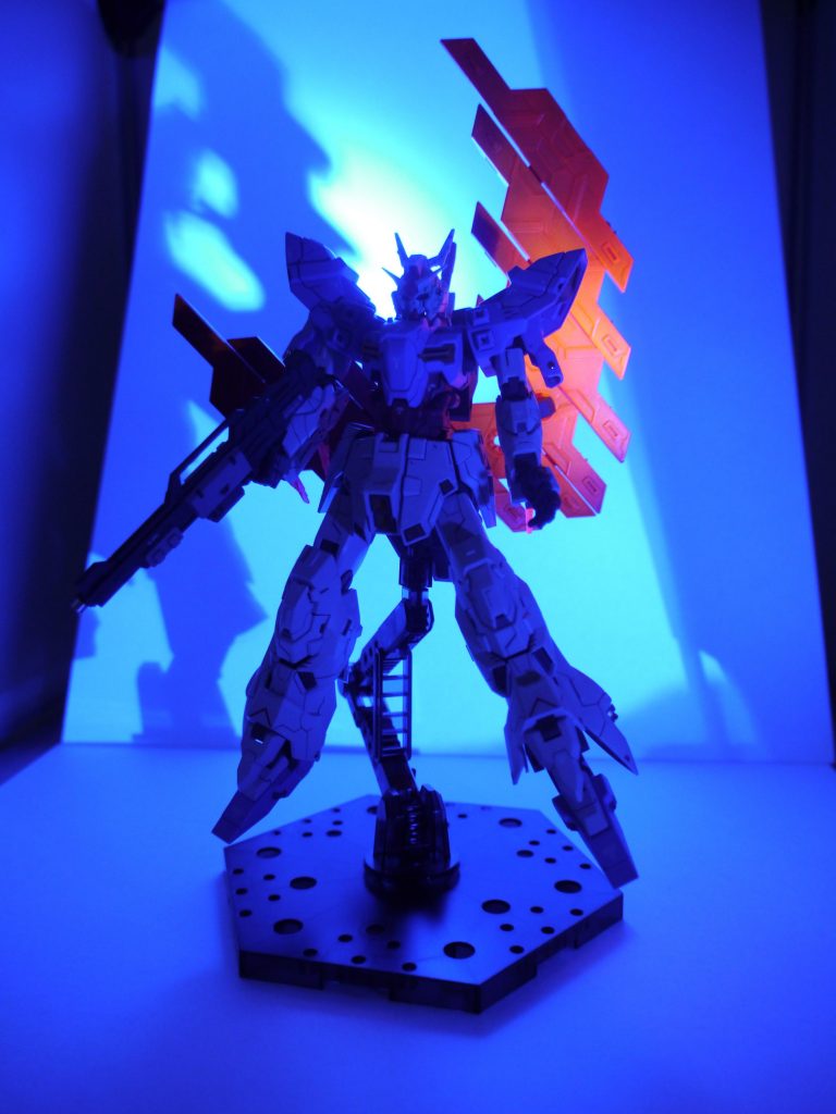 サイコプレートも光りますブラックライトの照射範囲が狭くて全体が光ってませんが、ちゃんと光りますもしかすると元から光る素材だったのかも