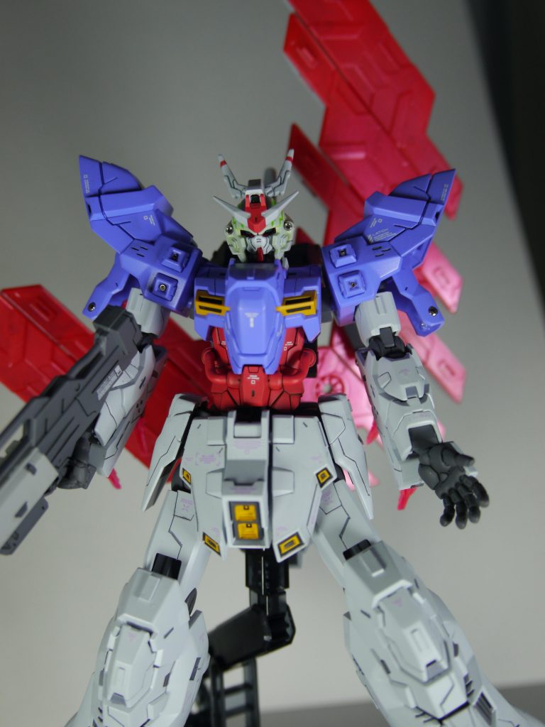 顔　アップ頭の黄緑部分が面倒でした…エナメル塗料をマスキングせずに3度塗りし、ひたすら拭いたのですが塗料が残って顔全体が黄緑っぽくなってしまいましたバルカン　肩部スラスターなどはメタルパーツをいれてます見えにくいですが目、センサー部はオーロラシールを使用