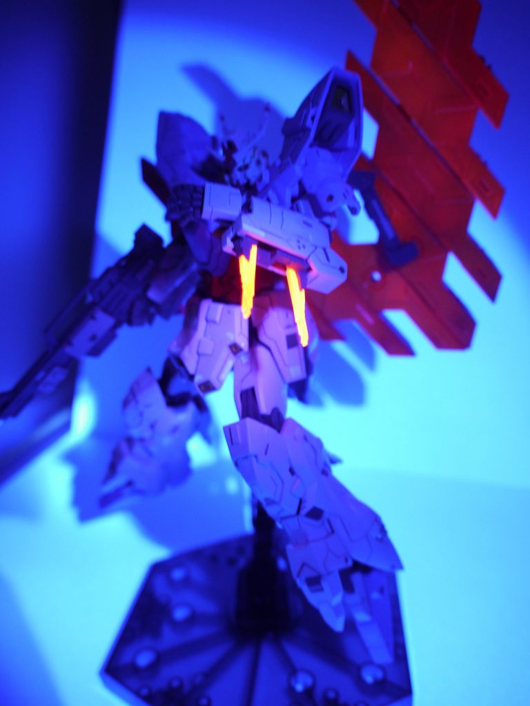 白のグラデーションと蛍光ピンクで塗ってますブラックライトで光ります