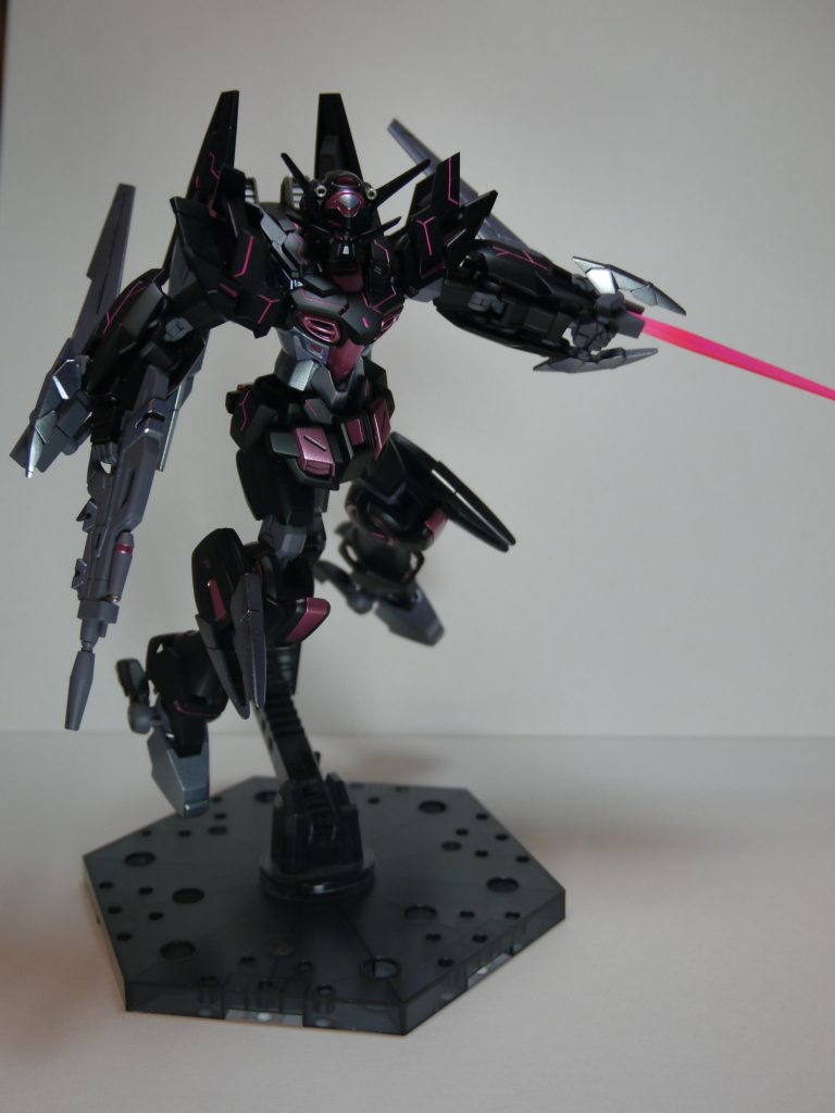 ブラックライトで光ります下地が黒だとエナメルの蛍光ピンクだけだと色が乗らないと思いコメントで聞いてみたところ 白を混ぜることで発色が良くなることを聞きました教えて頂いてありがとうございました光らせてみるともっと脚部分もスジボリ入れとけばよかったかなと