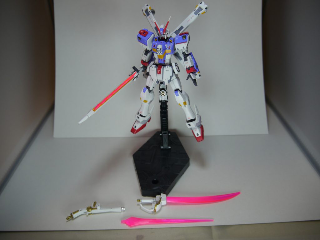 部着類も塗装しましたピンクのクリアパーツは白でグラデーションしたあと蛍光ピンクで塗装ブラックライトで光りますタミヤのエナメルシルバーとゴールドは溶剤で拭き取りにくいことが発覚塗装は奥が深い