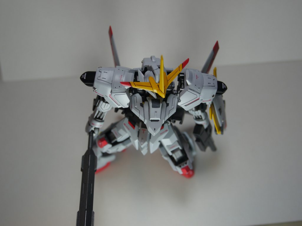 上からショルダーアーマーが寂しかったのでスジボリとプラバンでディティールアッププラバンとメタルパーツのお陰でアーマーって感じが出たと思います