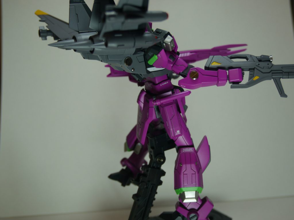 サイドビームライフルの黄色の振り分けもシタデルカラーを使用してますサイドアーマーと脚は何もなく寂しいのでスジボリとプラバン見にくいですがアンクルアーマーも微妙なモールドを削って別パーツを取り付け