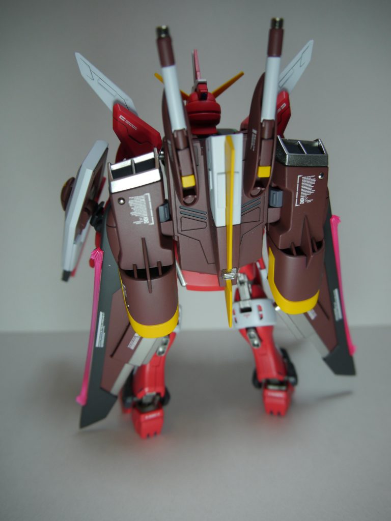 バックファトゥムはディティールがない面が多く寂しかったので余ります使わない大きめデカールとメタルパーツを使用してます毎回こういう面があるとスジボリかデカールか迷う