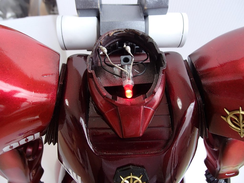 モノアイは稼働します。LEDは自分で適当にパーツ買って配線。バックパック表面にスライド式スイッチがあるので手軽に操作可能。