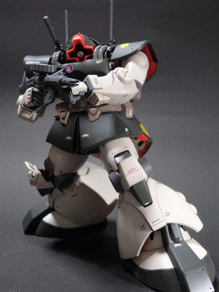 劇中に合わせてザクマシンガンを持たせてみました。