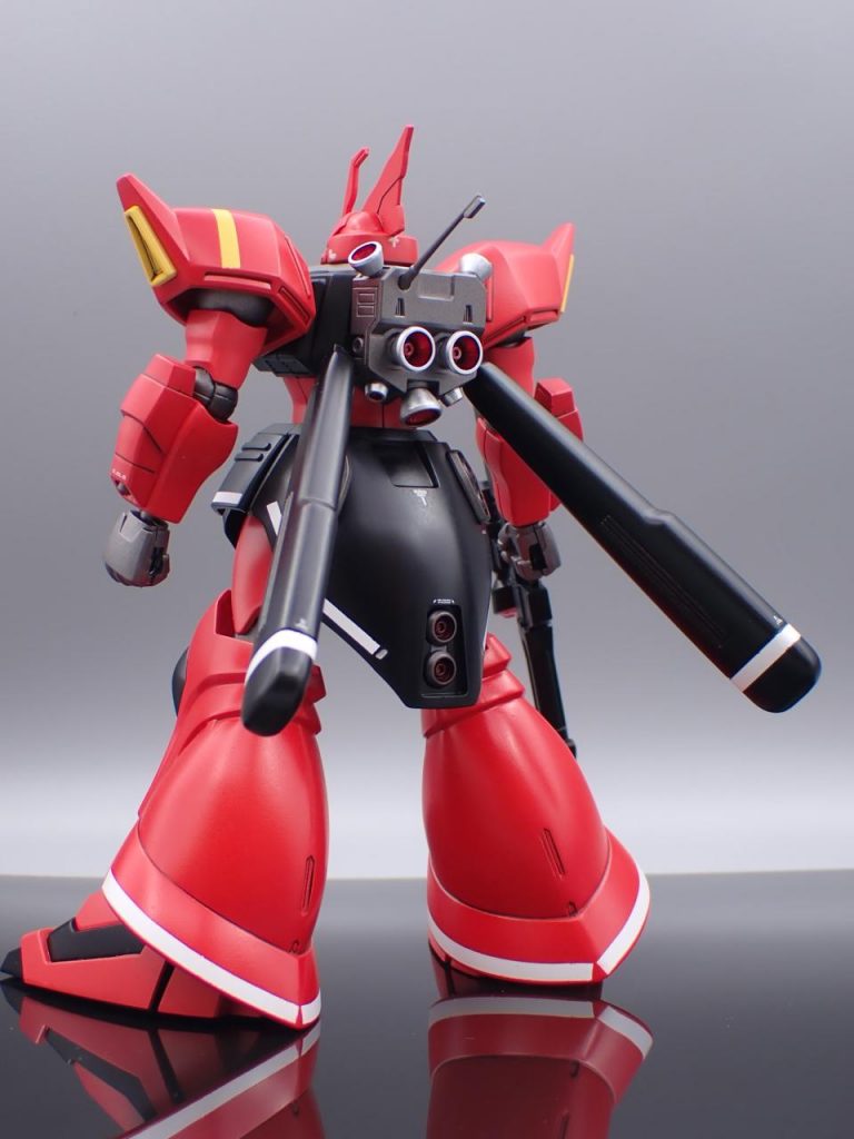 後ろはバーニア多く、タンクもカッコいい。タンクがあると行動時間が２００％増だそうです