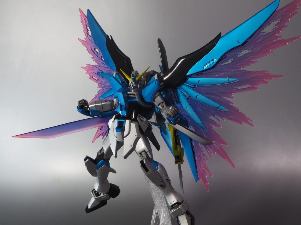 デスティニーブラスターモードガンダムAGE-FXに搭載されていたバーストモードをデスティニー用に調整したもの。本家のように全身からビーム刃が出るのではなく腕部とウイングにエネルギーを集中させている。
