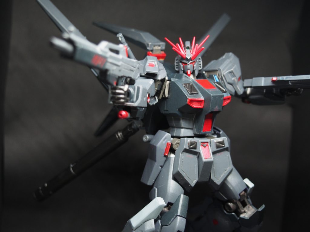 ビームライフルνガンダムに装備されていたビームライフルを2丁装備フィンファンネルを少なくしたぶんの火力を補うためである