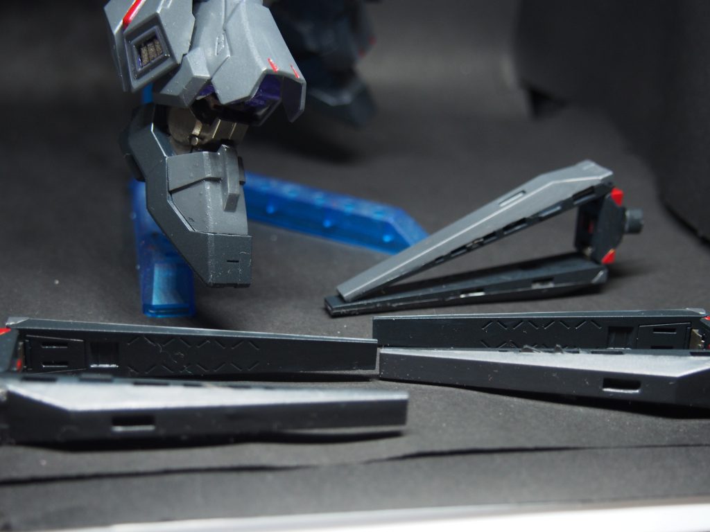 フィンファンネルνガンダムのメインウェポン3機に減った分、νガンダムのフィンファンネルよりも持続時間は伸びているまた、Hi-νガンダムのフィンファンネルを参考にしており充電も可能一応バリアも形成できる(その際はνガンダムのような3次元的防御ではなく正面のみになるが)