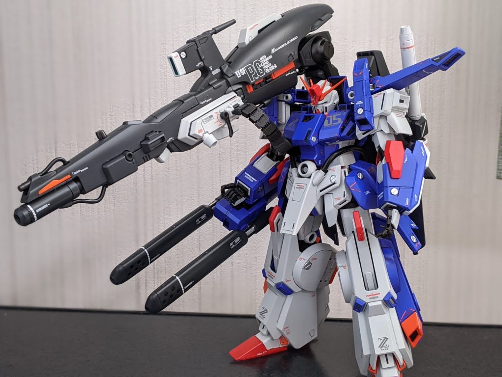 塗装レシピ（全てガイアノーツ）白: アルティメットホワイト＋ニュートラルグレー2＋蛍光イエローグリーン＋コバルトバイオレット青: コバルトバイオレット赤: ブライトレッドオレンジ: ピュアオレンジバックパック・武器: メカサフスーパーヘビィ関節部など: スターブライトアイアン部分塗装: 4アーティストマーカー シルバー（Pebeo）外装は全てホワイトサーフェイサー1500（クレオス）の上から塗装して発色に気を使いました。白はダブルゼータアニメ版のような緑がかった白になるように調整しました。