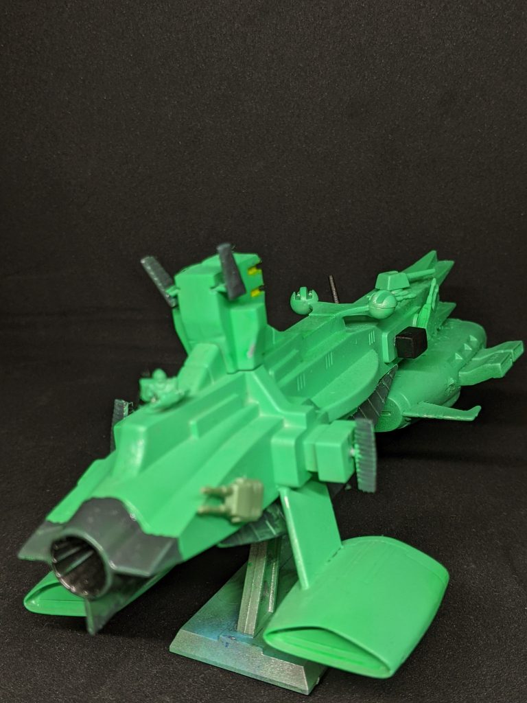 サラサミス後方には失った機関砲の代わりに下半身を失ったジムの上半身を搭載しなんとか対空防衛が可能になった。