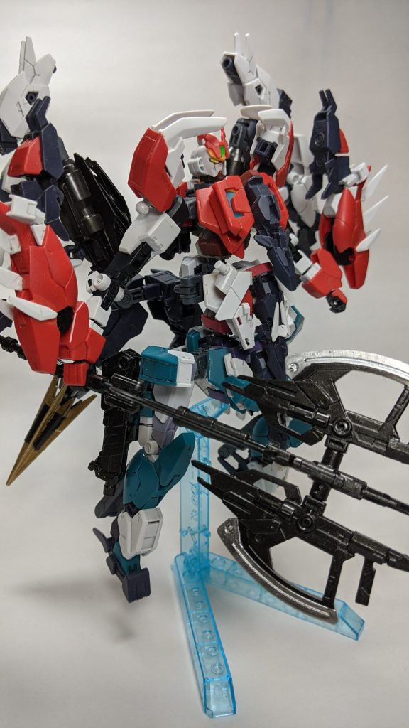 鎌を折りたたみ、ヴィートルーのスプレーガンを取り付けることでマーズフォートマホークにすることができる。どうしても合体の構造上、胴が長くなり、短足に見えます。（これでも足は足首付近で延長しています。）合体にこだわるあまり機体のプロポーションが悪くなってしまったのは反省です。ご覧いただきありがとうございました。