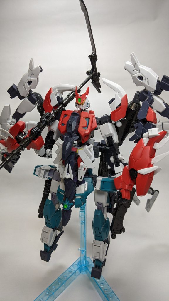 「チェェェンジ！マーズフォーガンダム！」巨大な武器を持つ格闘戦形態。背中の翼で細かな機体制御を行い、マーズフォーサイズで相手を両断する。