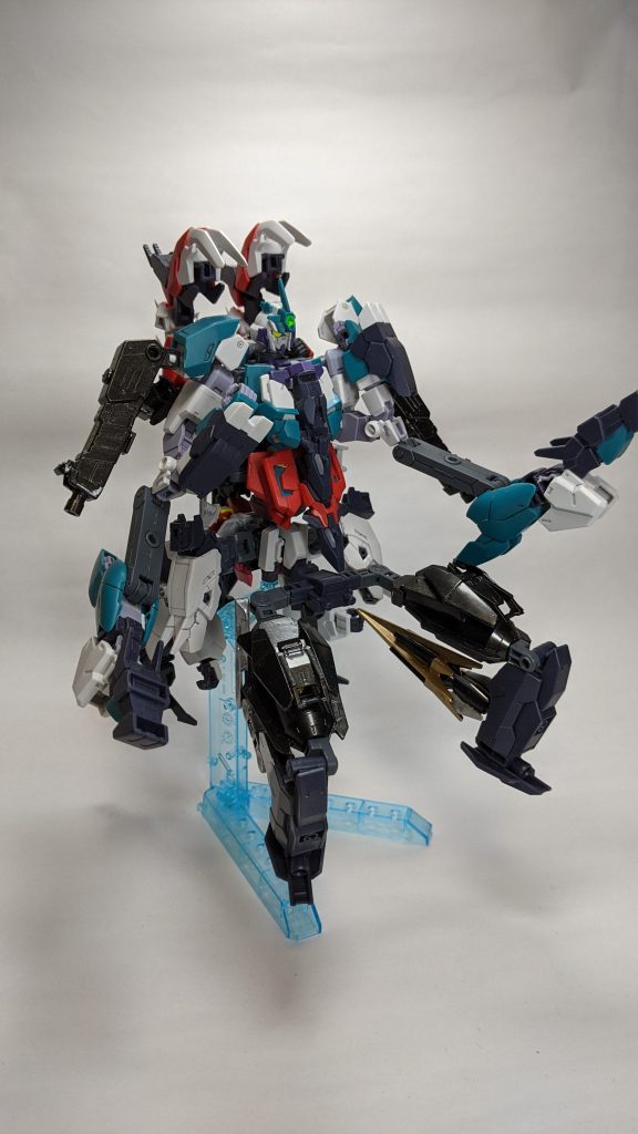 重火力形態のヴィートルーガンダム。四脚の安定性から発せられる大量射撃で遠距離を制圧、近距離に潜り込まれても肘から伸びるサブアームの打撃で粉砕する。