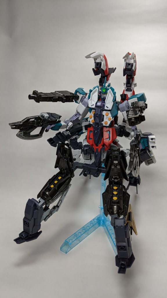 フルオープンアタック。背部のビームキャノン、両肩にビームガン、両手にスプレーガン、腕、胸、ももにミサイルを装備している。なお、自重が重すぎて自立はできません。HG3機分の重さには関節が耐えられませんでした。「オープン・コア！」