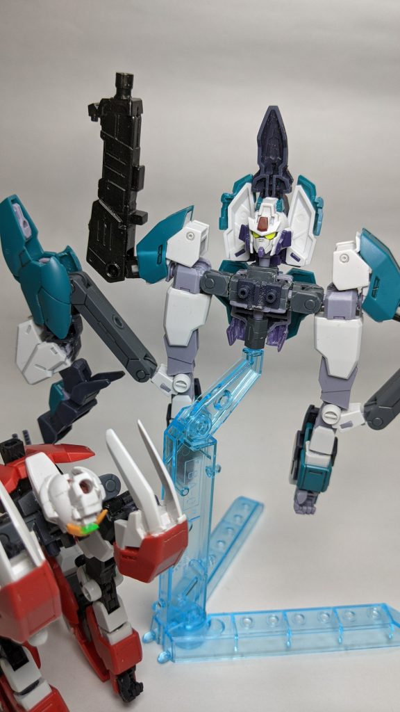 おまけ変形合体の基本構造です。頭頂部に空けた３ミリ穴（補強あり）で各機体を接続します。そのため首はボールジョイントでは耐えられないため、棒軸に変更しました。また、腕はヒザの裏から生やしました。足の関節部を両側１ミリずつ削り、腕関節部で挟み、さらにコアガンダムの足首で挟んでいます。