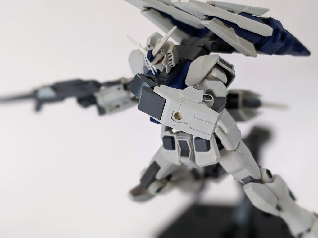 ガントレット。両腕に装備されており、格闘戦にも使える設定。ダイバーズ時空にはEZSRは存在するのだろうか…