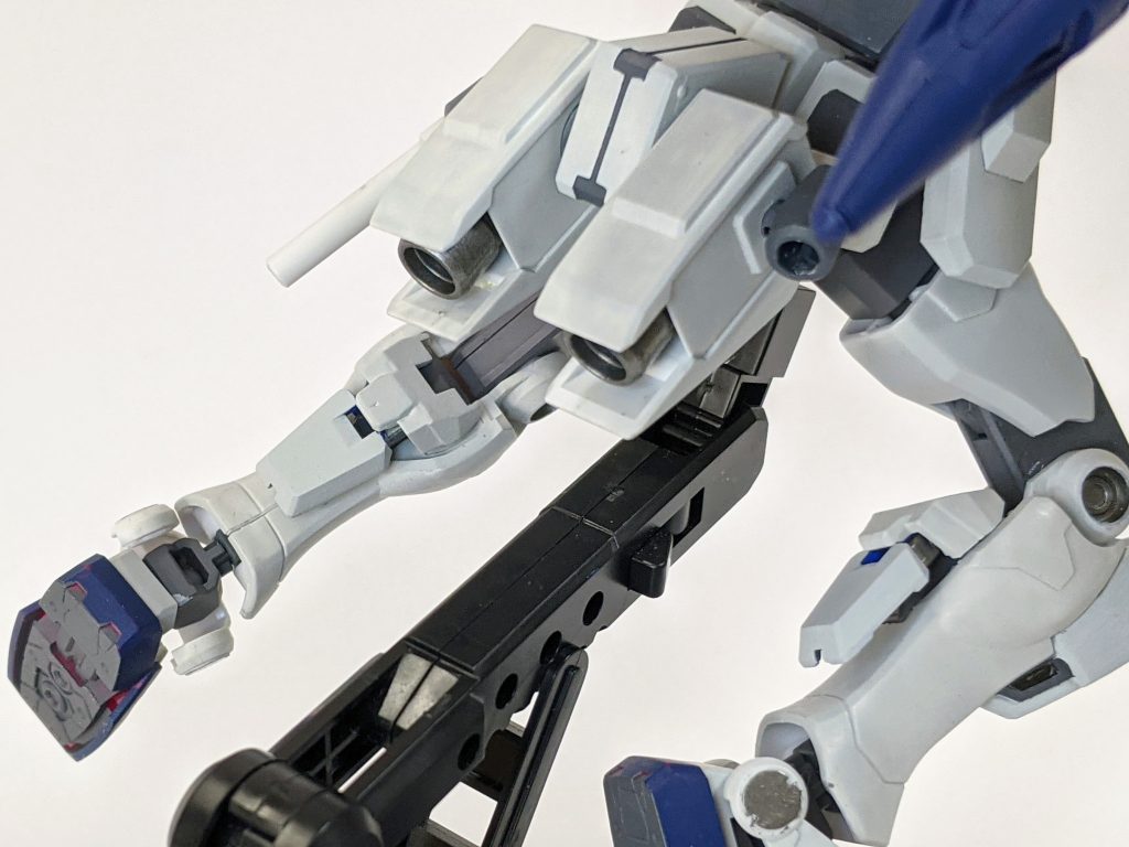 言わないとわからない細かい改造ポイントをいくつか。ふくらはぎにRGユニコーンとダブルオーの武装の装甲を流用した小型スラスターを増設してあります。足裏も塗りつぶしですが塗り分け済みです。腰のスラスターはGエグゼスより流用しました。