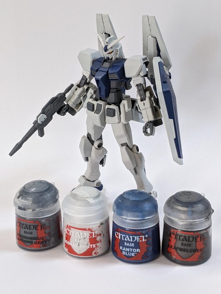 装甲は主に画像のシタデルカラーを使用して筆塗り塗装しています。関節はガンダムマーカーエアブラシでガンダムグレーに塗装。シタデルのグレーと色合いが近いのがありがたいです。スミ入れはガンダムマーカーのスミ入れ筆ペンを使用しました。