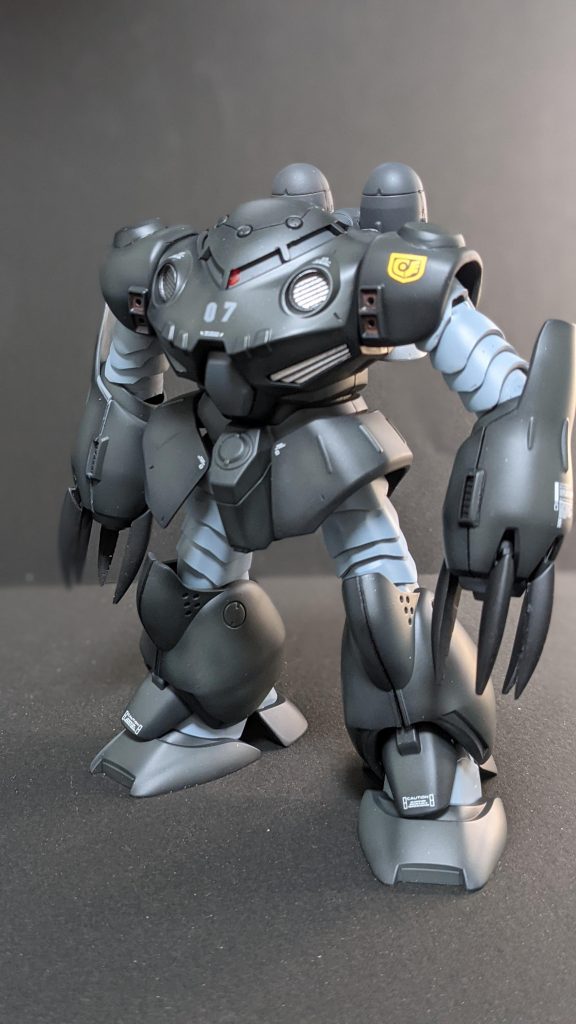 デカールは付属のホイールシールとRBコーションデカールを貼っています。ジオンマークでも良かったのですが、塗装色を変えていますし、『過激派強襲部隊』の設定として、右腕の装甲には部隊章マークとしてドクロマークを貼りました。