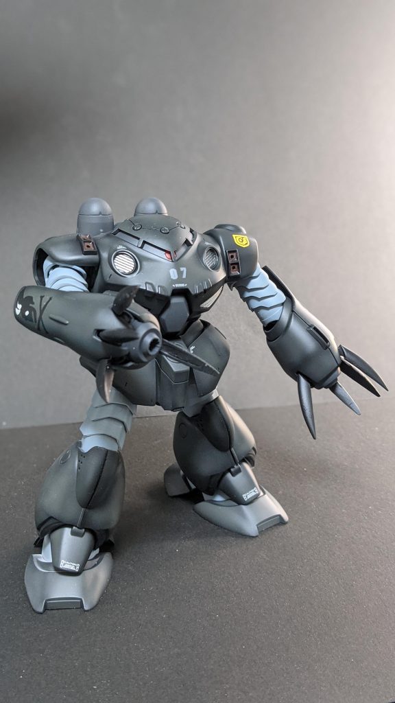 ランナー2度切りゲート処理ペーパー600→800でゲートの最終処理とヒケ処理肩アーマーと、肩アーマーにつくパーツの合わせ目消しパーツ洗浄関節パーツ・バックパックはNAZCAメカサフヘビーで塗装頭部・胸部・腰・腕の装甲・足の装甲はMr.サーフェイサーブラック1500で下地塗装四肢の蛇腹パーツ・足の中の装甲はガイアサーフェイサーエヴォで下地塗装Mr.サーフェイサーブラック1500で下地塗装した頭部・胸部・腰・腕の装甲・足の装甲は、Mr.COLOR301 グレーFS36081(チェコールリザード迷彩色)で本塗装ガイアサーフェイサーエヴォで下地塗装した四肢の蛇腹パーツ・足の中の装甲は、Mr.COLOR337 グレイッシュブルーFS35237(米海軍機他)で本塗装バックパック・背部・足裏はシャインシルバーで塗装しました!