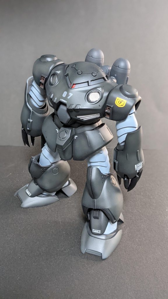 純正カラーでの塗装もカッコよく映えそうでしたが、今回は黒ベースでやや暗めに塗装少し分かりにくいですが、縁は黒を残して陰影をつけました