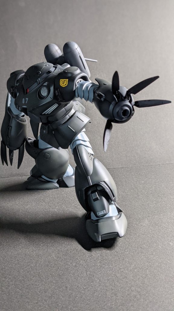 左右4本ずつの爪は肉抜き穴が凄かったので、タミヤ・エポキシパテ(速硬化タイプ)で埋めました!